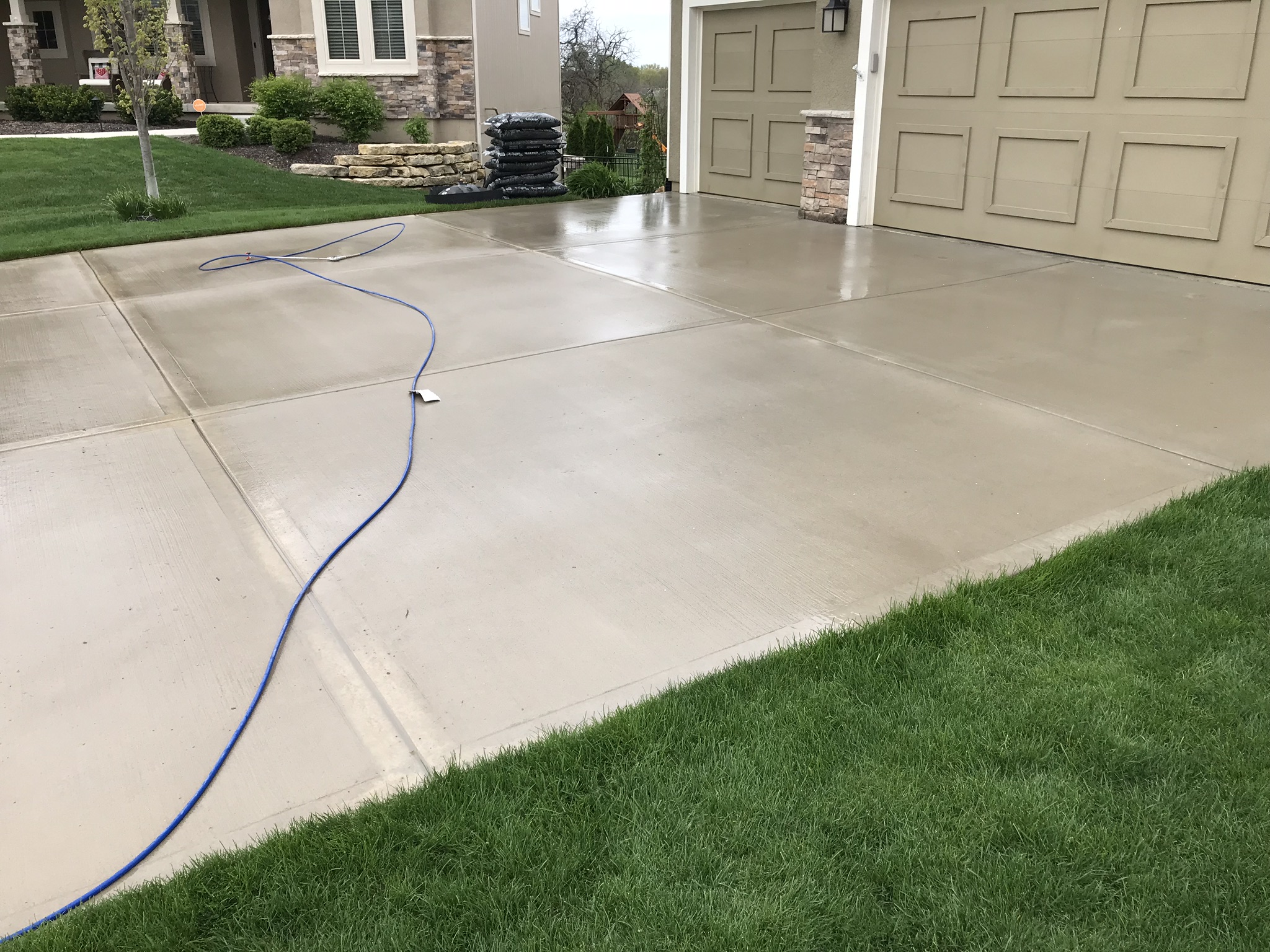 concretedrivewaysealinginKansasCityOverlandPark Rock Solid Seal
